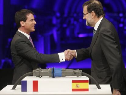 Mariano Rajoy saluda el primer ministre francès, Manuel Valls.