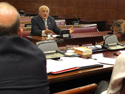 Francisco José Hernando explica sus méritos ante el Senado. Frente a él, Jordi Vilajoana (CiU), Carmela Silva y Javier Rojo (PSOE).