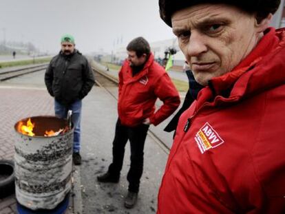 Unos trabajadores bloquean el acceso a la sede de Bayer en Amberes.