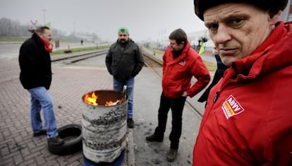 Unos trabajadores bloquean el acceso a la sede de Bayer en Amberes.