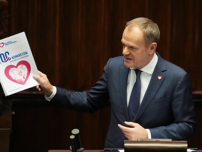 Doland Tusk en la tribuna del Sejm, con las 100 medidas a las que se comprometió en la campaña electoral, este martes en Varsovia.