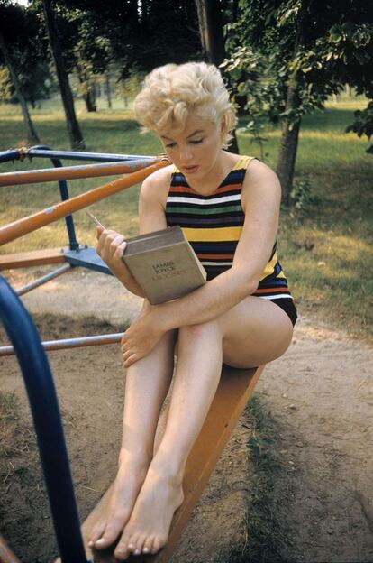 La actriz Marilyn Monroe lee 'Ulises', la novela de James Joyce, en 1955.