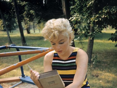 La actriz Marilyn Monroe lee 'Ulises', la novela de James Joyce, en 1955.