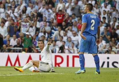 Ronaldo señala desde el suelo a Alexis.