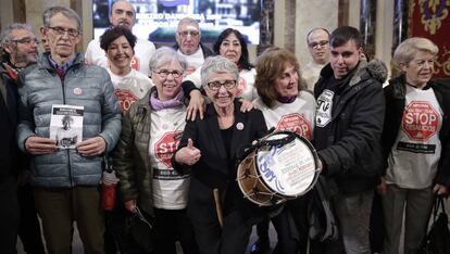 Rosa García, la nueva Tambor de Oro, junto a sus compañeros de Stop Desahucios.