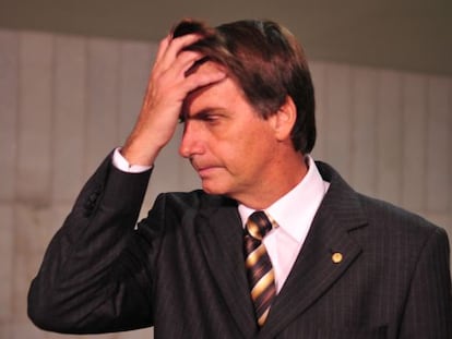 O deputado Jair Bolsonaro fala &agrave; imprensa em 2011.