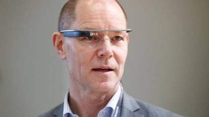 Usuario probando las Google Glass