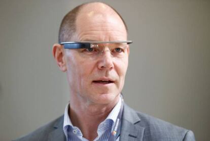 Usuario probando las Google Glass