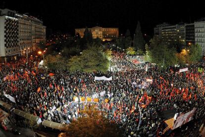 Simpatizantes del Partido Comunista se manifiestan ante el Parlamento griego en Atenas.