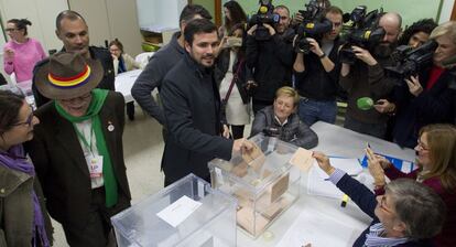 El candidato de IU a la Presidencia del Gobierno, Alberto Garzón, vota en el colegio electoral Manuel Laza Palacio.