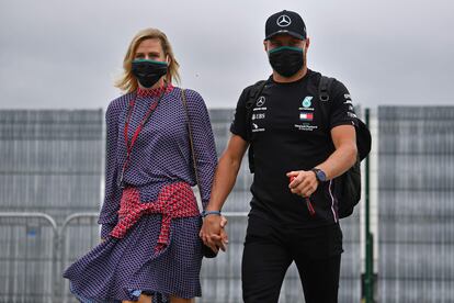 El finlandés Valtteri Bottas y su pareja a su llegada al circuito de Silverstone este jueves.