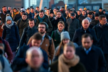 Un grupo de personas cruza el puente de Londres el pasado diciembre.