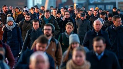 Un grupo de personas cruza el puente de Londres el pasado diciembre.