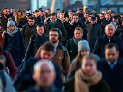 Un grupo de personas cruza el puente de Londres el pasado diciembre.