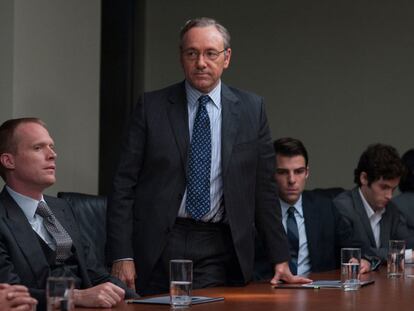 Paul Bettany, Kevin Spacey, Zachary Quinto y Penn Badgley (de izquierda a derecha), en <i>Margin call.</i>