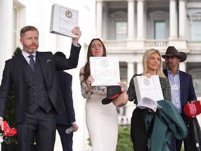 Comunicadores conservadores muestran los archivos sobre el 'caso Epstein' al salir de la Casa Blanca el pasado jueves.