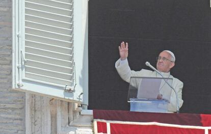 El papa saluda a los fieles en la plaza de San Pedro del Vaticano 
