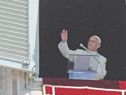 El papa saluda a los fieles en la plaza de San Pedro del Vaticano
