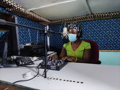 La locutora y responsable de producción, Esperança Alberto Django, en el modesto estudio de Rádio Maxequene.