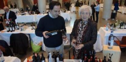 Victoria Cañas y su hijo Antonio se sirven una copa de Victoria, el vino estrella de su bodega alavesa.