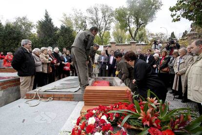 Momento en que el féretro de Marcelino Camacho es depositado en su tumba del cementerio civil de Madrid. A la izquierda de la imagen, familiares del sindicalista. Al fondo y a la derecha, sindicalistas, ministros, y políticos.