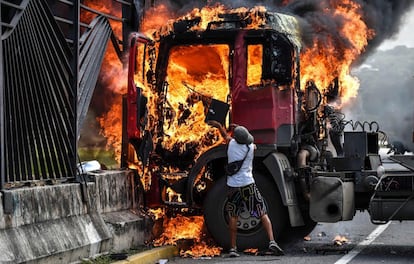 En el lugar hay tres camiones incendiados y varios heridos, aparentemente ninguno de gravedad, tan solo afectados principalmente por los gases lacrimógenos.