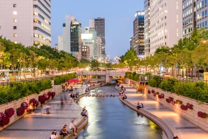 Paseo en los márgenes del arroyo Cheonggyecheon, en Seúl (Corea del Sur). 