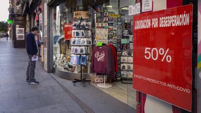 Tienda de souvenirs en la calle Mayor de Madrid. 