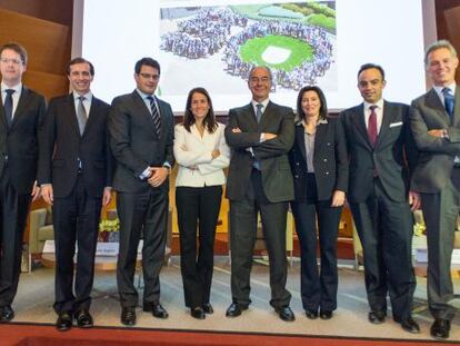 De izquierda a derecha, Franz Heukamp, profesor de An&aacute;lisis de Decisiones delIESE; Jordi Canals, director general del IESE; Kristoff Puelinckx, fundador y socio de Delta Partners; Cristina Badenes, socia de Meridia Capital;Antonio Gonz&aacute;lez-Adalid, consejero delegado de Cartera IndustrialRea;Cristina de Parias, Directora de Espa&ntilde;a de BBVA y presidenta de Catalunya Caixa; Alejandro Beltr&aacute;n, socio director de McKinsey &amp; Company; y Pablo Sagnier, socio de Egon Zehnder International.