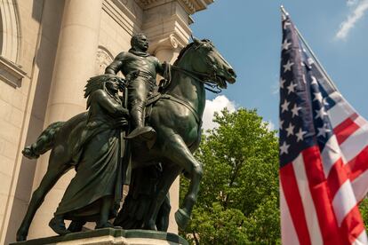 La estatua del presidente Theodore Roosevelt en el Museo de Historia Natural de Nueva York, en junio.