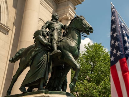 La estatua del presidente Theodore Roosevelt en el Museo de Historia Natural de Nueva York, en junio.