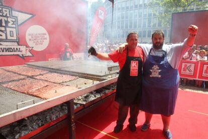 De Jorge, a la derecha, posa junto al experto en retos gastronómicos Carlos Ibarrondo, ayer en Bilbao.