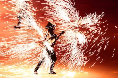 Bailes de fuego durante la ceremonia de inauguración de los Juegos Olímpicos de Invierno 2018 en Pyeongcheng, el 9 de febrero de 2018.  