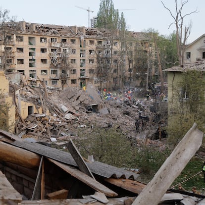 KYIV (Ukraine), 24/04/2025.- Ukrainian rescuers work at the site of a rocket strike that hit a residential building in Kyiv, Ukraine, 24 April 2025, amid the ongoing Russian invasion. Russia launched a large-scale overnight attack using a combination of drones and various types of rockets. At least nine people were killed and 63 others injured, including six children, in the strike on the residential building, according to the State Emergency Service report. (Rusia, Ucrania, Kiev) EFE/EPA/SERGEY DOLZHENKO
