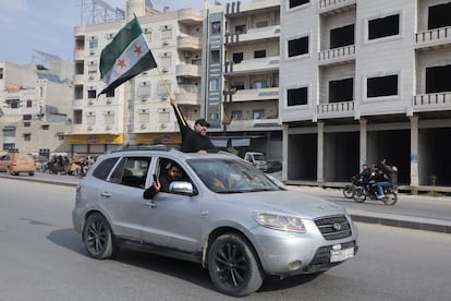 Un hombre ondea una bandera de la oposición siria, en Hama este viernes.