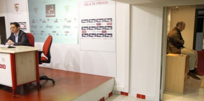 Manolo Jiménez, a la izquierda, se despide como entrenador del Sevilla. A la derecha, Monchi, el director deportivo.