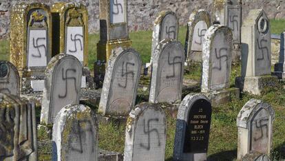 Tumbas pintadas con esvásticas en el cementerio judío de Westhoffen (Francia).