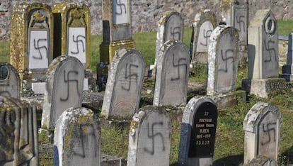 Tumbas pintadas con esvásticas en el cementerio judío de Westhoffen (Francia).