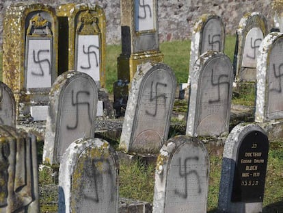 Tumbas pintadas con esvásticas en el cementerio judío de Westhoffen (Francia).