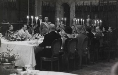 Franco en la cena de gala en el Saló de Cent, el 26 de enero de 1942, para celebrar el tercer año de la victoria.