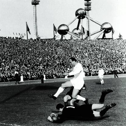 Soldan, portero del Milan, atrapa el balón ante Di Stéfano en la final de 1958.