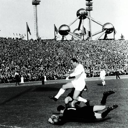 Soldan, portero del Milan, atrapa el bal&oacute;n ante Di St&eacute;fano en la final de 1958.