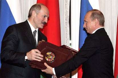 El presidente ruso, ha felicitado a través de un telegrama al presidente bielorruso Alexander Lukashenko por haber logrado la reelección en las presidenciales de este fin de semana y ha resaltado "la confianza depositada por los votantes" en el mandatario."Rusia y Bielorrusia están unidos por fuertes lazos de amistad", ha declarado Putin.