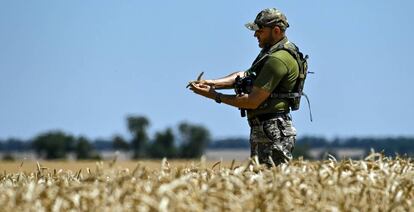 Un militar en una cosecha de cereal, en Zaporizhzhya (Ucrania).