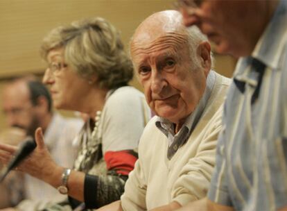 La diputada de Cultura, junto al descubridor de la cueva. Miguel Sasieta, en la rueda de prensa de ayer.