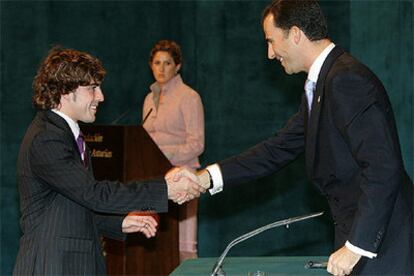 El Príncipe de Asturias entrega a Fernando Alonso, el Premio de los Deportes, en el Teatro Campoamor de Oviedo.