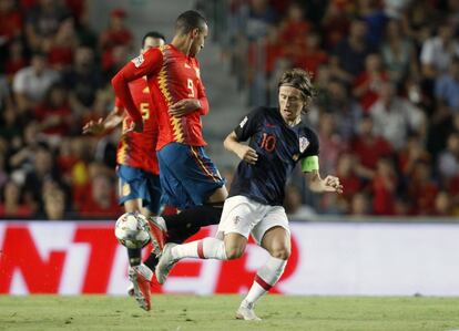 Luka Modric (derecha) pelea por el balón con Rodrigo Moreno.