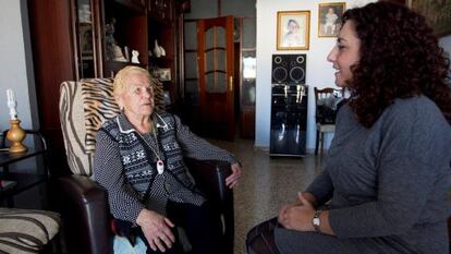 Ana Ortiz y una empleada del servicio de Teleasistencia.