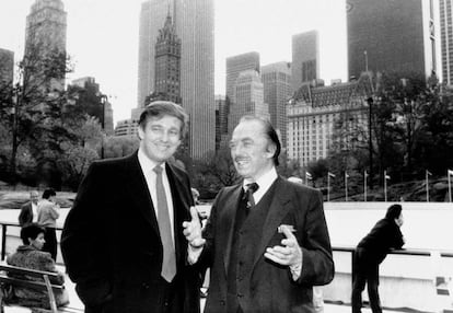 El magnate posa con su padre en la inauguración de la pista de hielo de Central Park en 1987