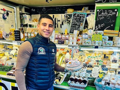 Nader Baraia, frente a su camión tienda, que ofrece una enorme variedad de quesos.